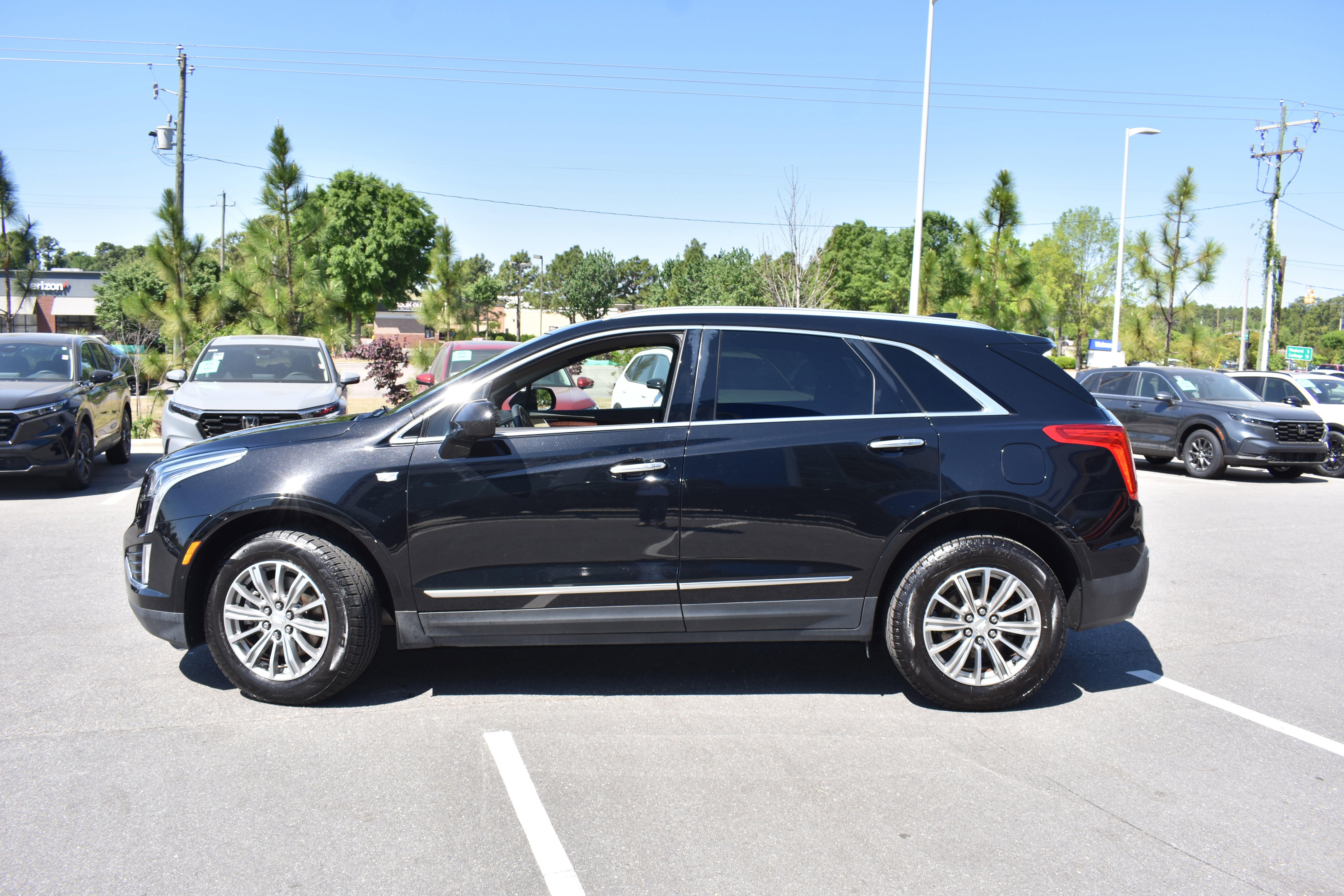 Used 2017 Cadillac XT5 Luxury w/ Driver Awareness Package FWD image 6