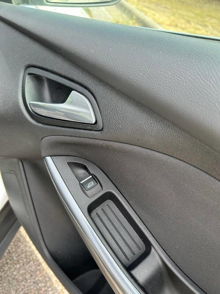 Used 2012 Ford Focus Titanium image 34