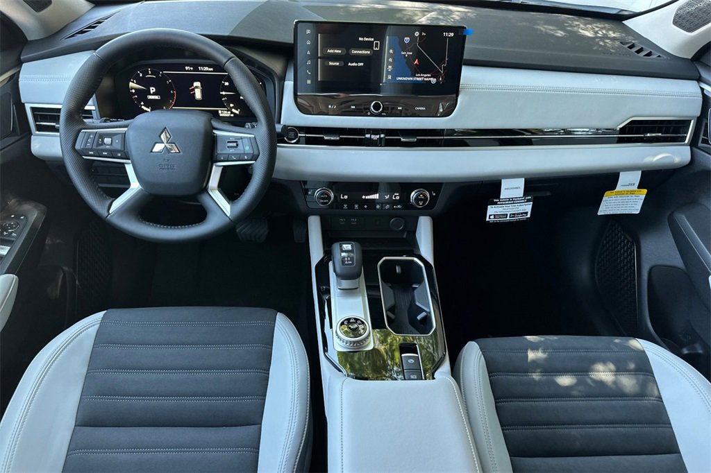 New 2025 Mitsubishi Outlander SE image 14