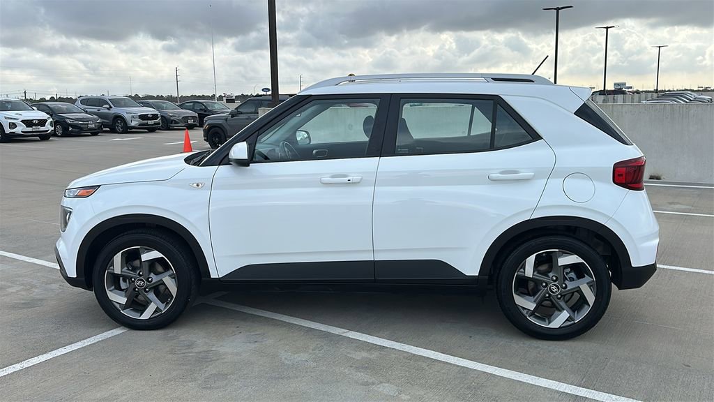 Certified 2025 Hyundai Venue SEL image 9