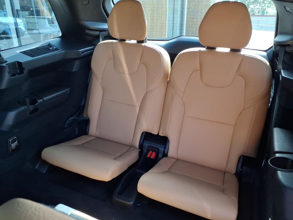 Used 2018 Volvo XC90 T6 Momentum w/ Convenience Package AWD/4WD image 9