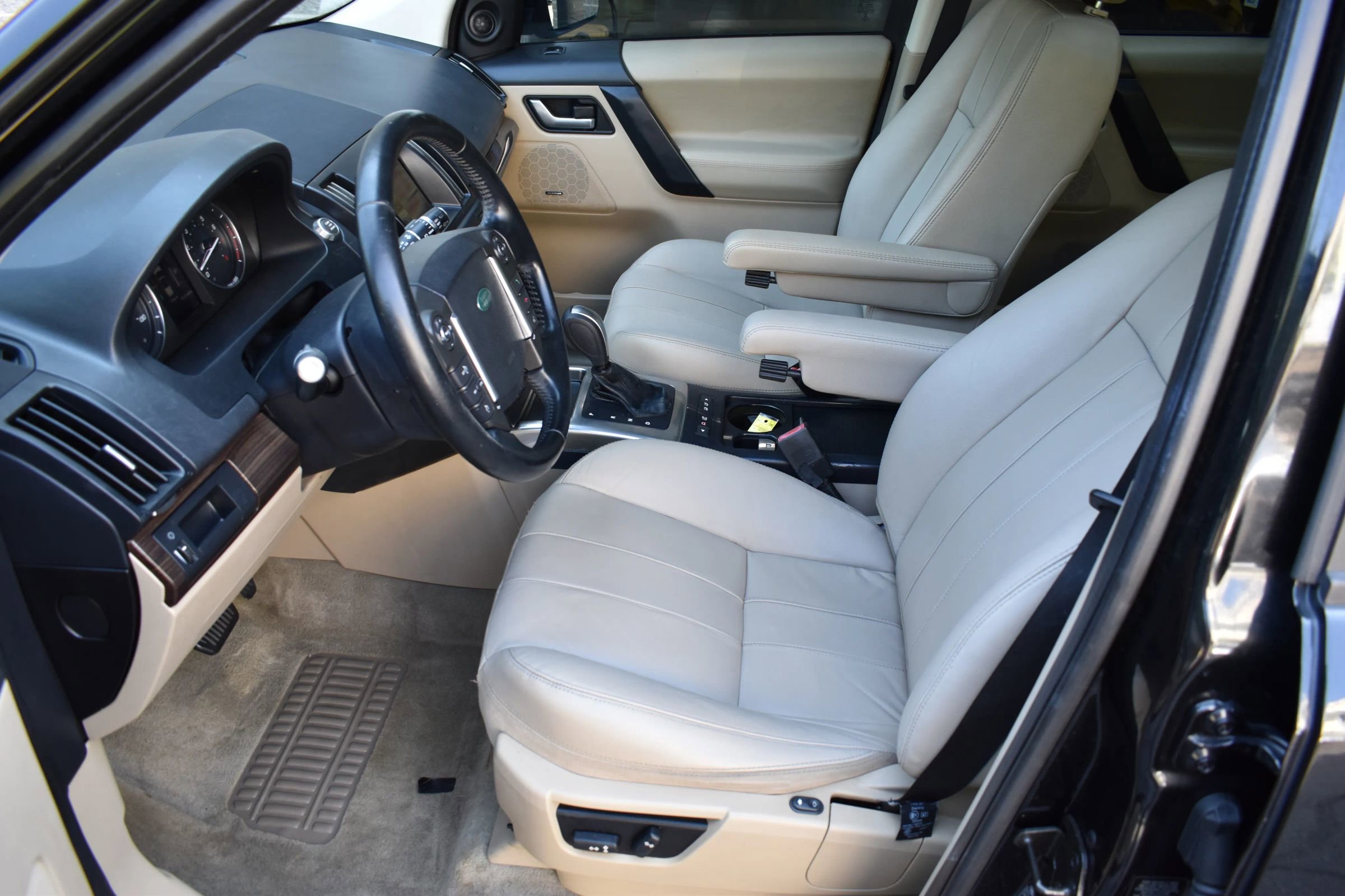 Used 2013 Land Rover LR2 HSE image 18