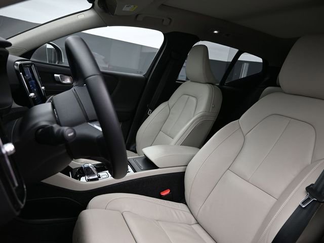 Used 2023 Volvo XC40 B5 Plus image 9