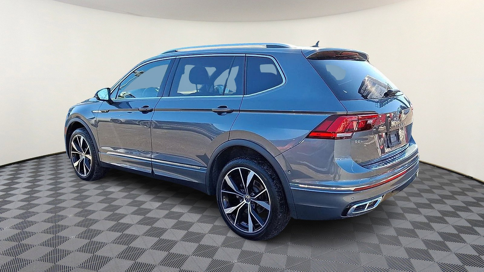 Used 2024 Volkswagen Tiguan SEL R-Line image 6