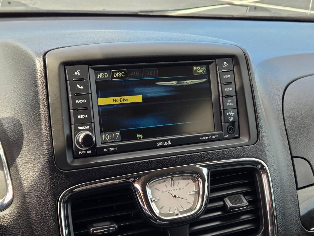Used 2014 Chrysler Town & Country Touring FWD image 25