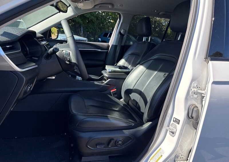 Used 2023 Jeep Grand Cherokee Limited AWD/4WD image 5