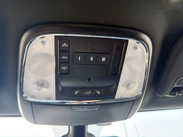 Used 2019 Jeep Grand Cherokee Altitude AWD/4WD image 29