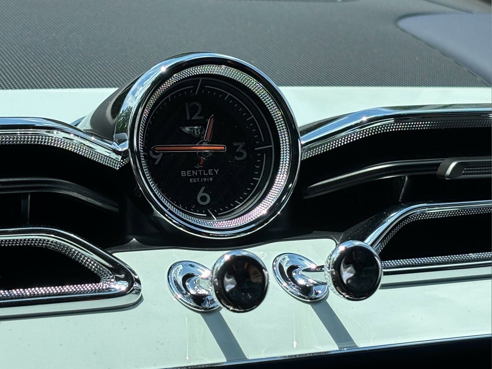 Used 2024 Bentley Bentayga image 55