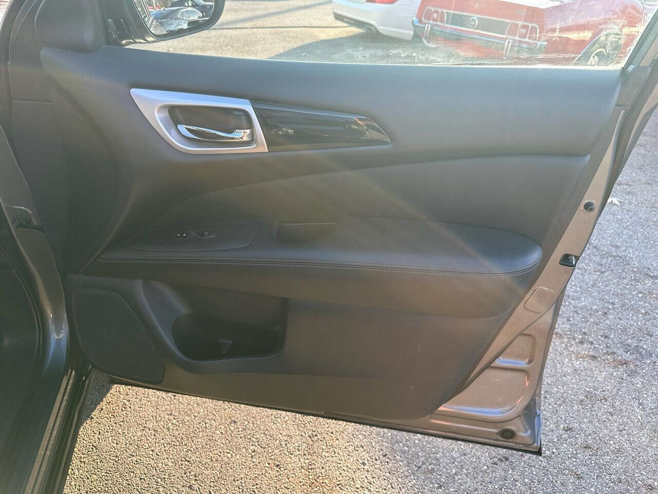 Used 2018 Nissan Pathfinder SV image 23