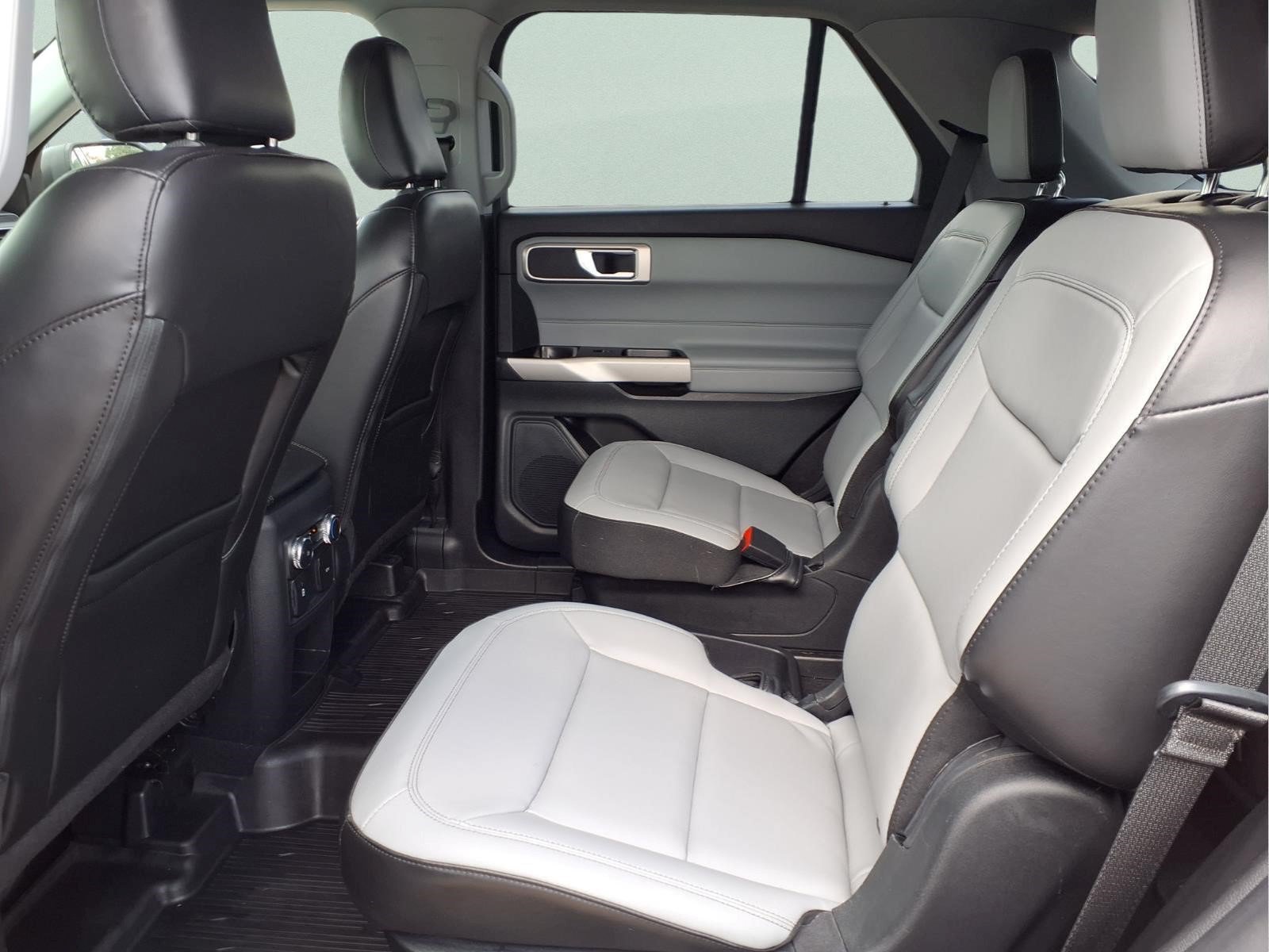 Used 2021 Ford Explorer XLT w/ Equipment Group 202A RWD image 11