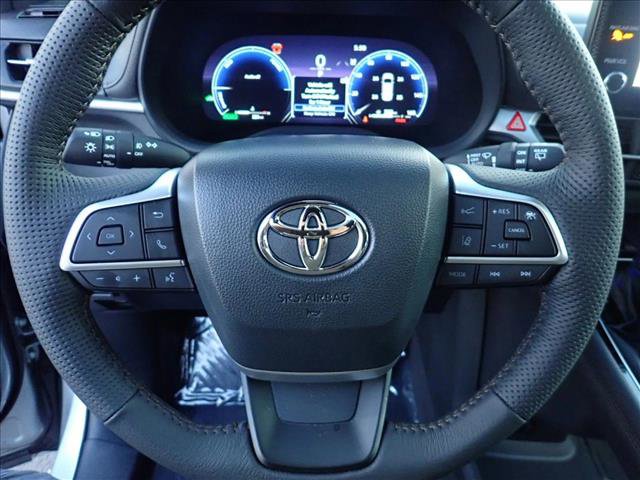 Used 2025 Toyota Sienna Platinum image 16