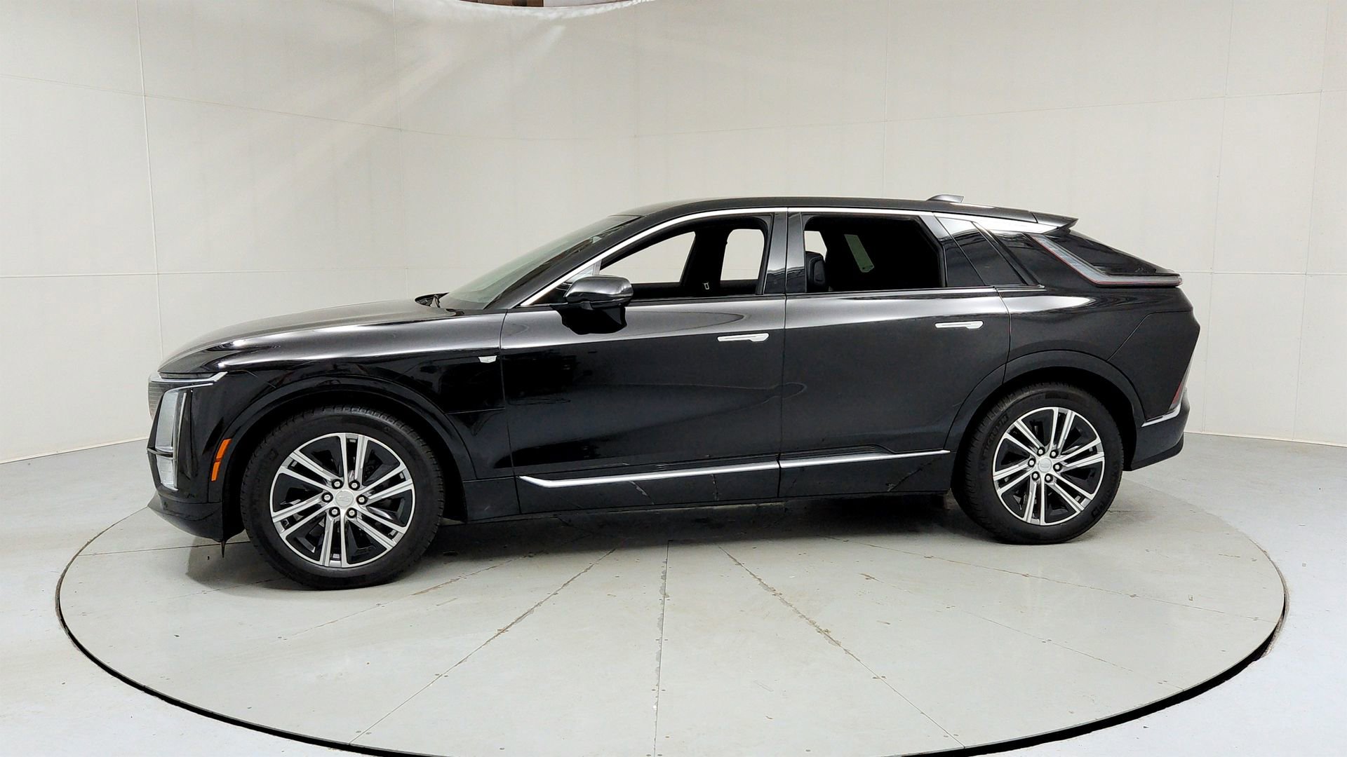 Certified 2025 Cadillac Lyriq Luxury w/ LPO, Floor Liner Package image 2