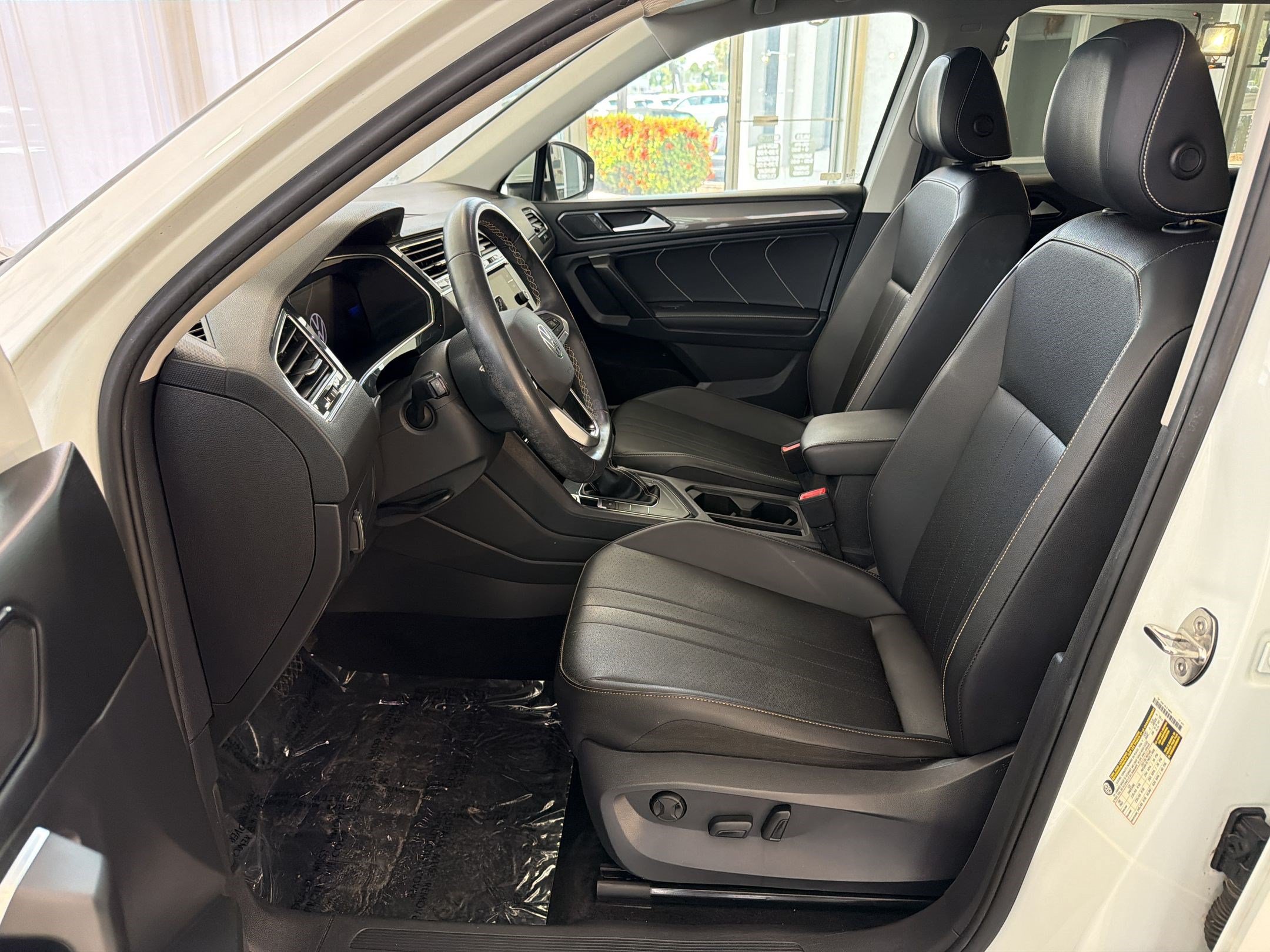 Certified 2023 Volkswagen Tiguan SE w/ Panoramic Sunroof Package FWD image 5