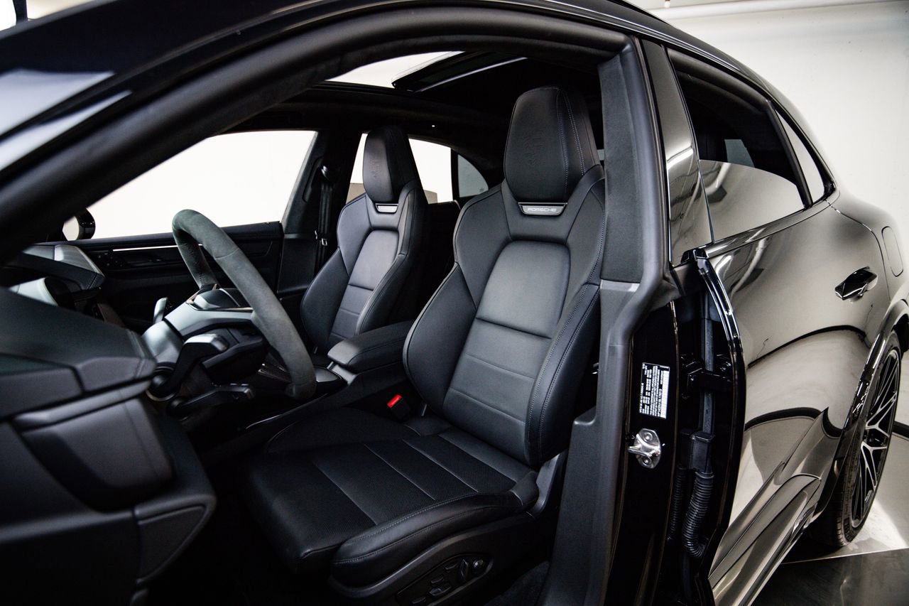 Certified 2025 Porsche Macan Turbo Electric AWD/4WD image 5