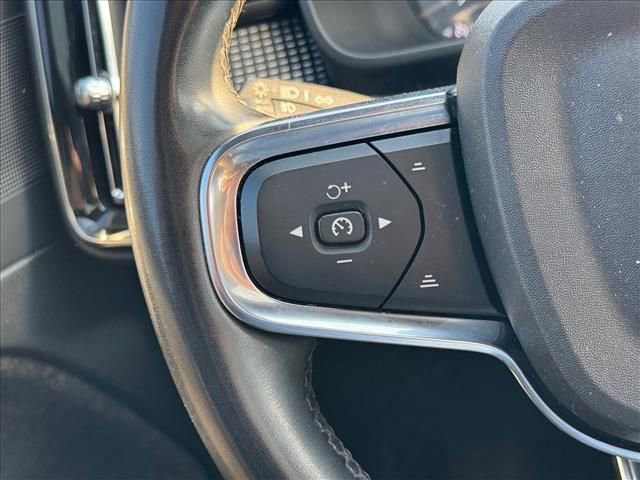 Used 2022 Volvo XC40 T4 R-Design w/ Protection Package Premier image 18