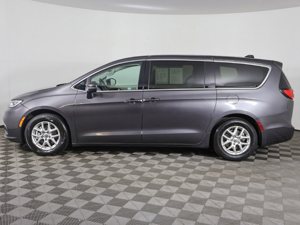 Used 2023 Chrysler Pacifica Touring-L FWD image 16