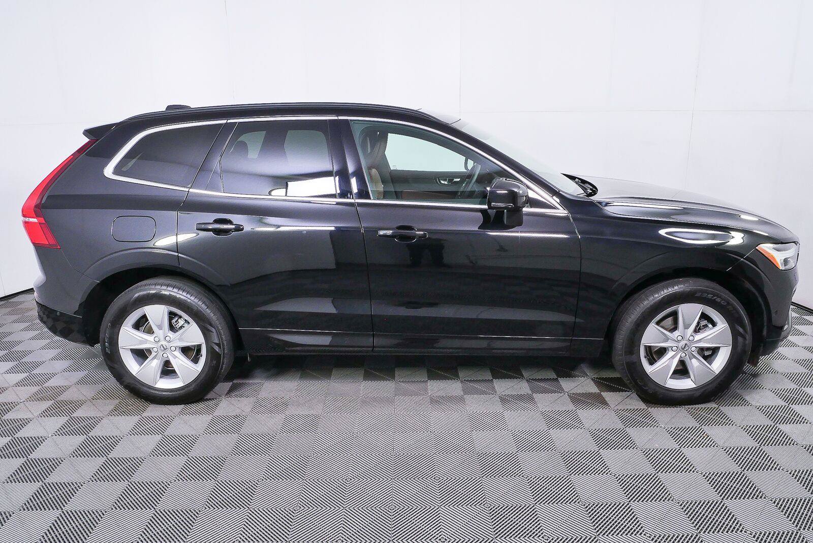 Used 2022 Volvo XC60 B5 Momentum w/ Advanced Package FWD image 2