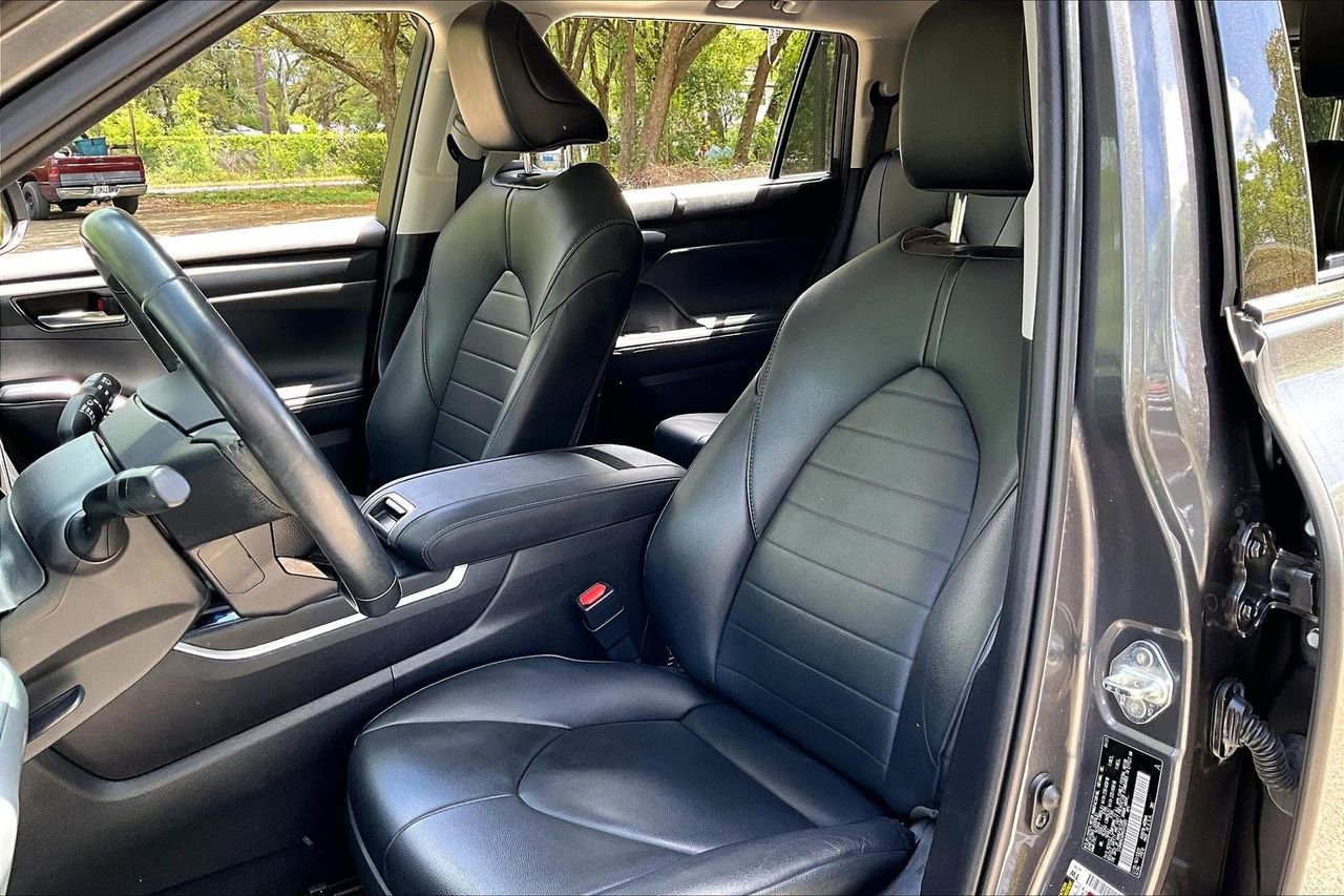 Used 2021 Toyota Highlander XLE AWD/4WD image 18