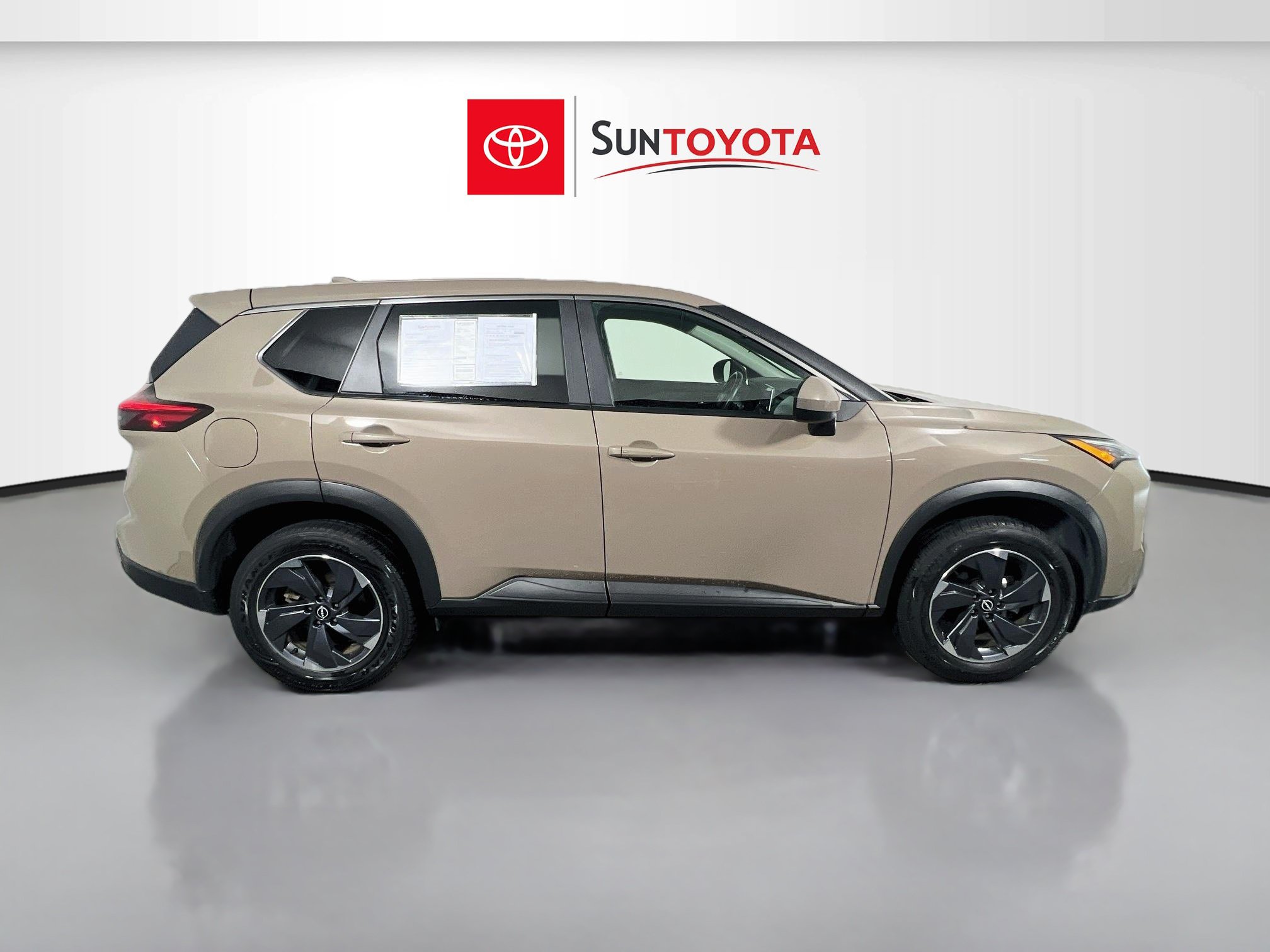 Used 2025 Nissan Rogue SV FWD image 2