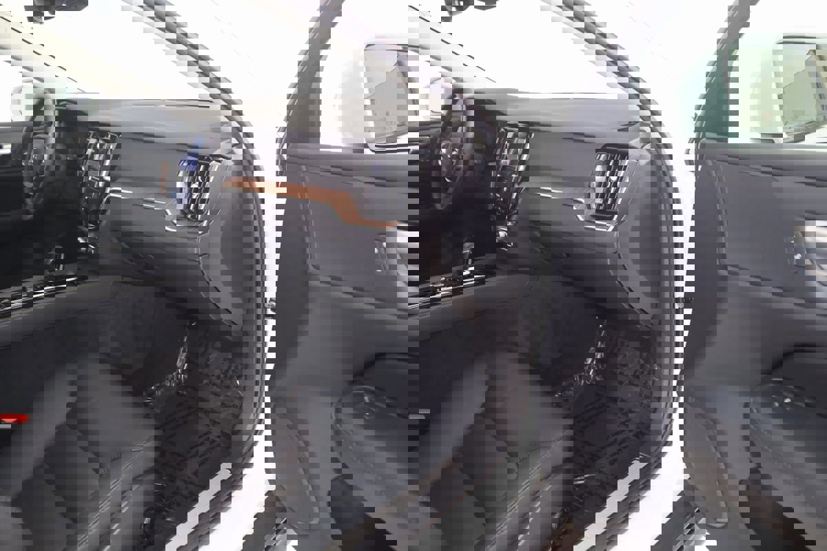 Used 2024 Volvo V60 B5 Cross Country Plus image 43