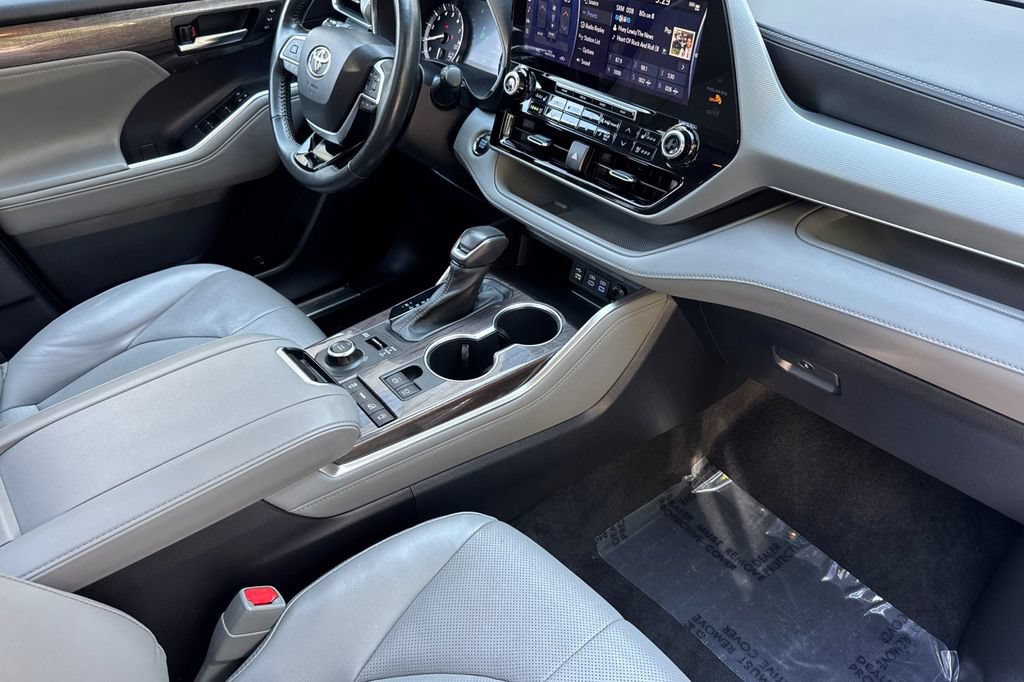 Used 2022 Toyota Highlander Platinum AWD/4WD image 16