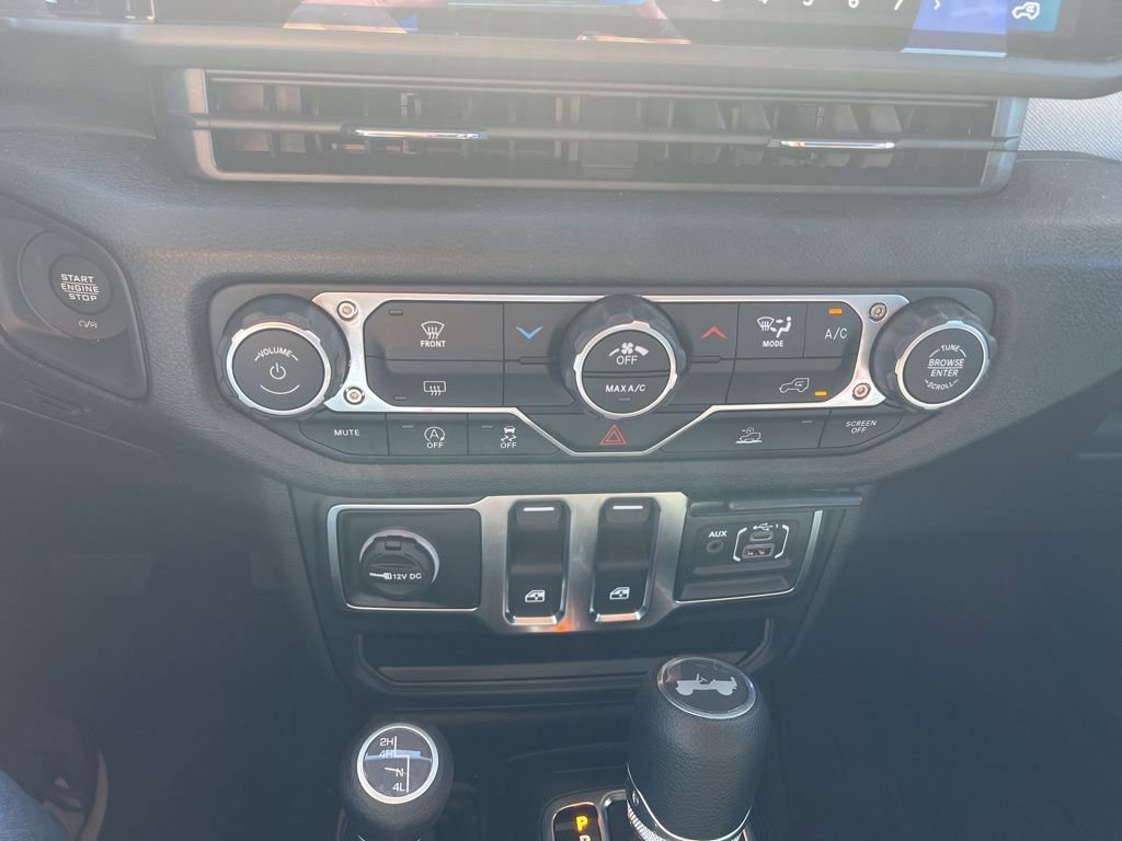 Used 2025 Jeep Wrangler Sport image 17