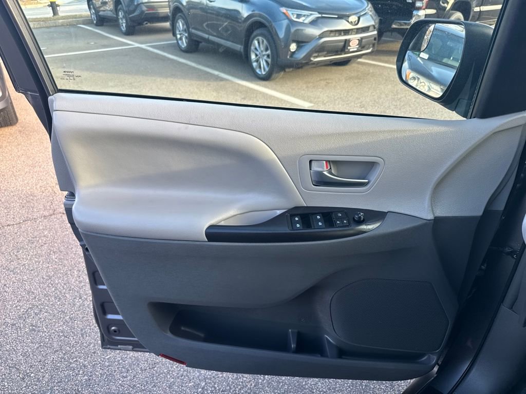 Used 2018 Toyota Sienna LE image 34
