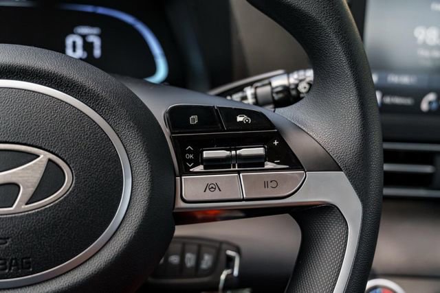 Certified 2025 Hyundai Elantra SE image 11