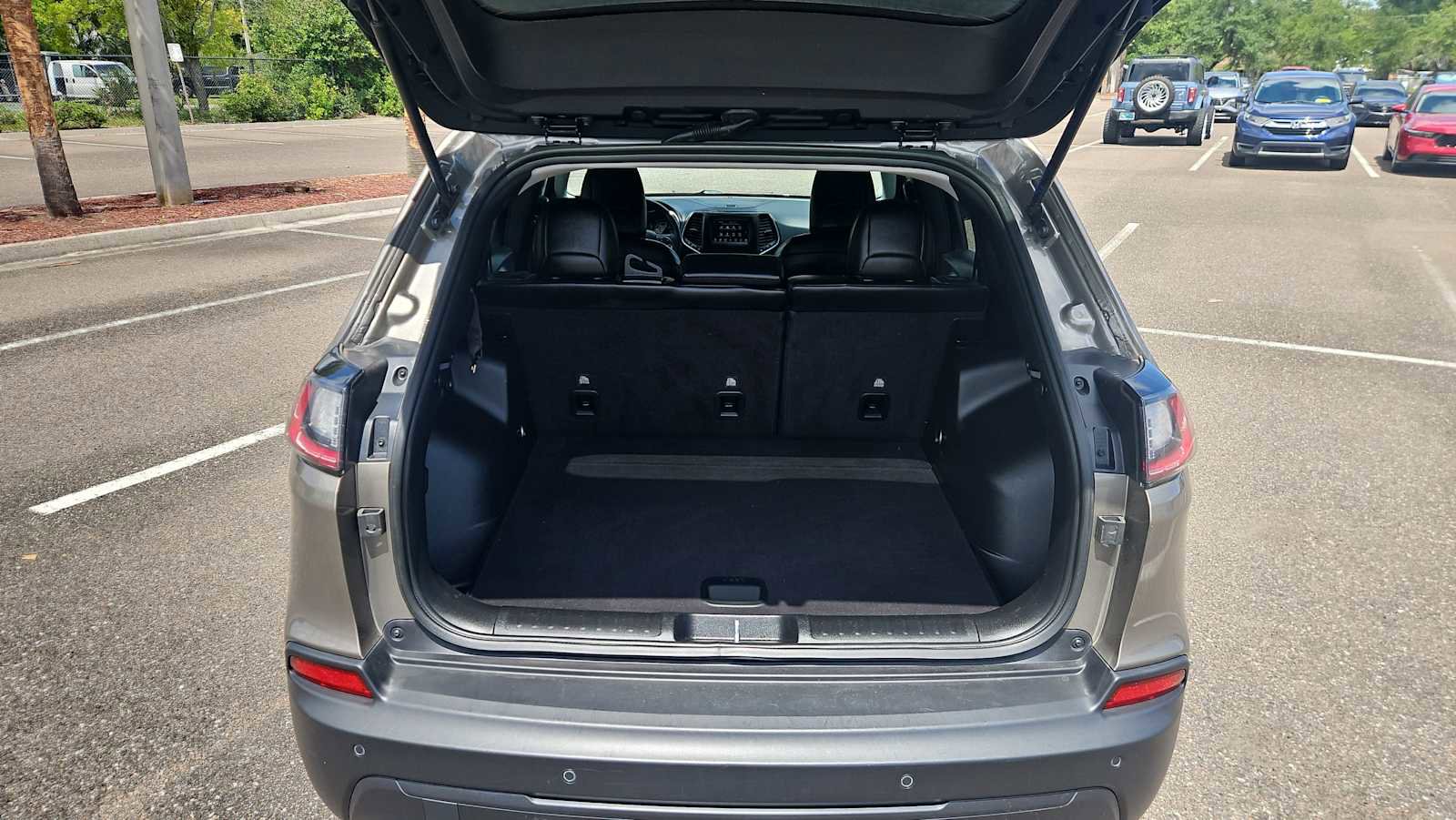 Used 2021 Jeep Cherokee Latitude Plus w/ Mopar Interior Package AWD/4WD image 20