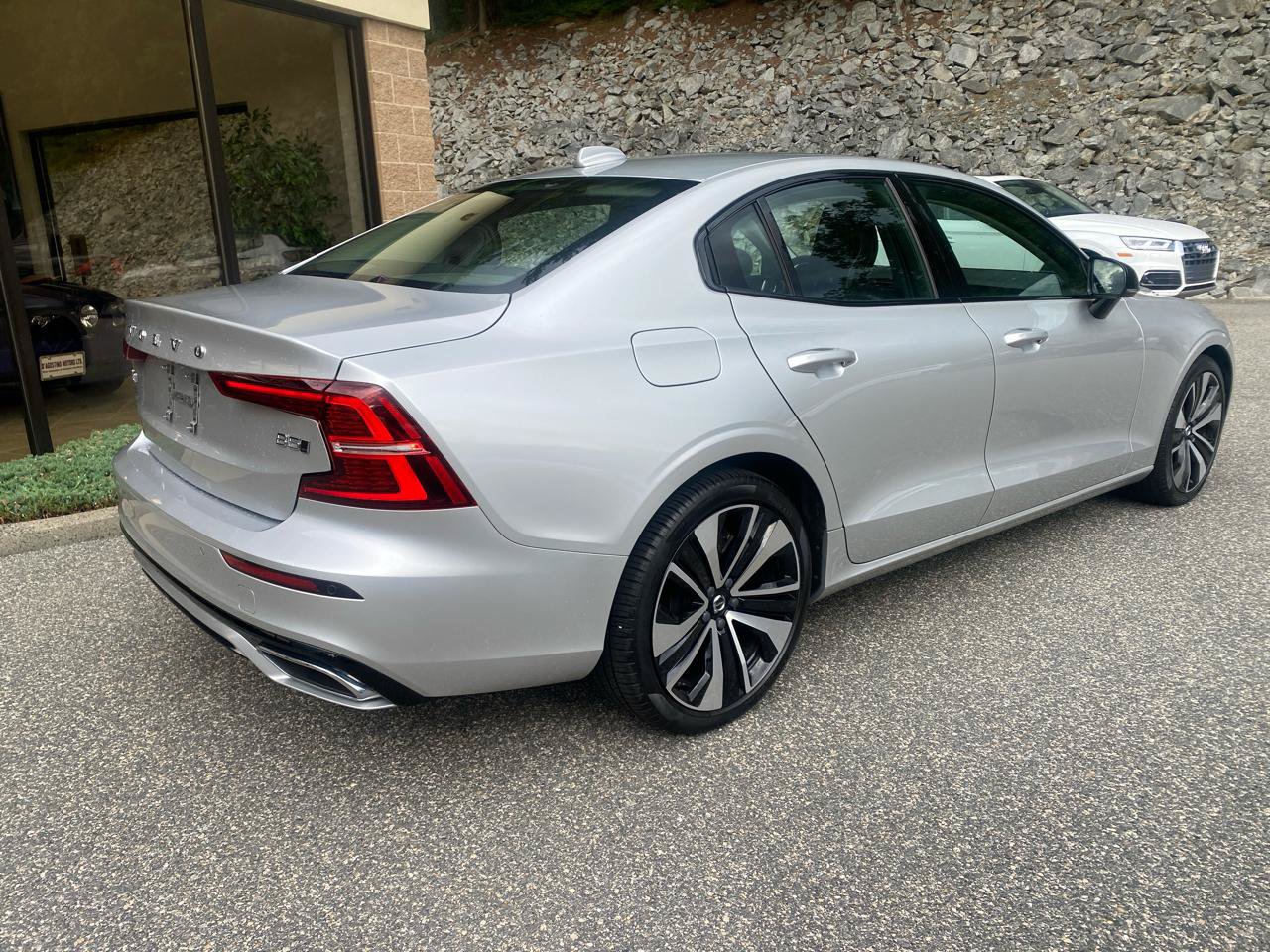 Used 2022 Volvo S60 B5 Momentum w/ Premium Package AWD/4WD image 2