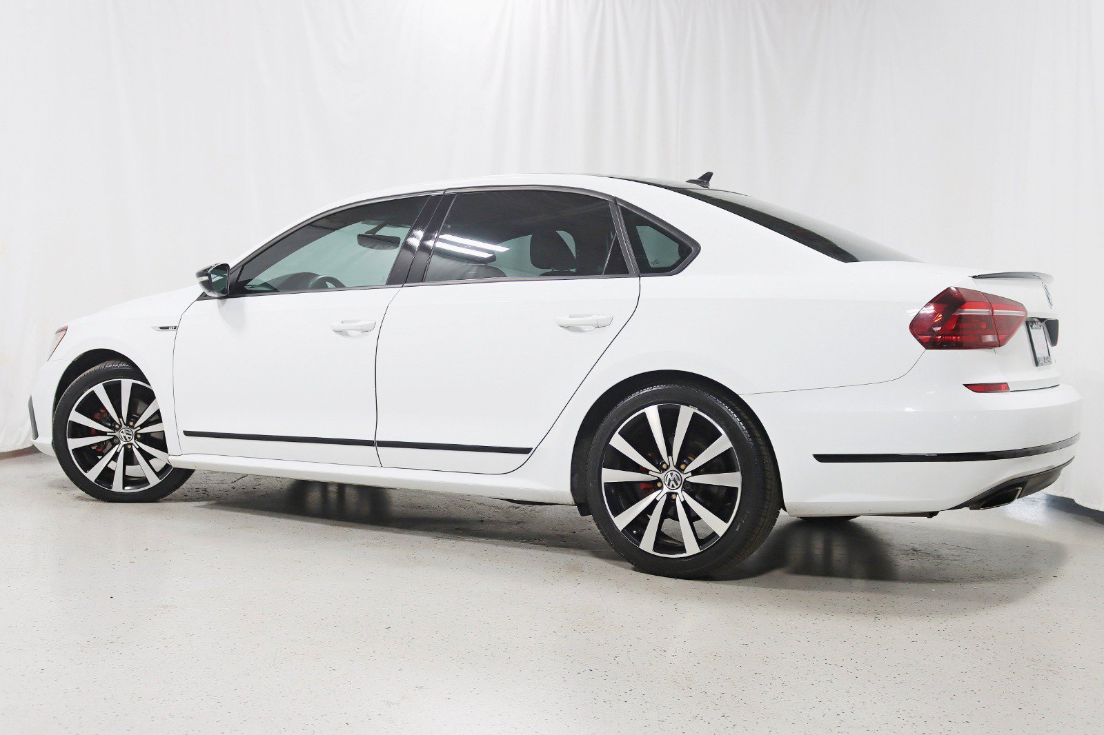 Used 2018 Volkswagen Passat 3.6 FWD image 9