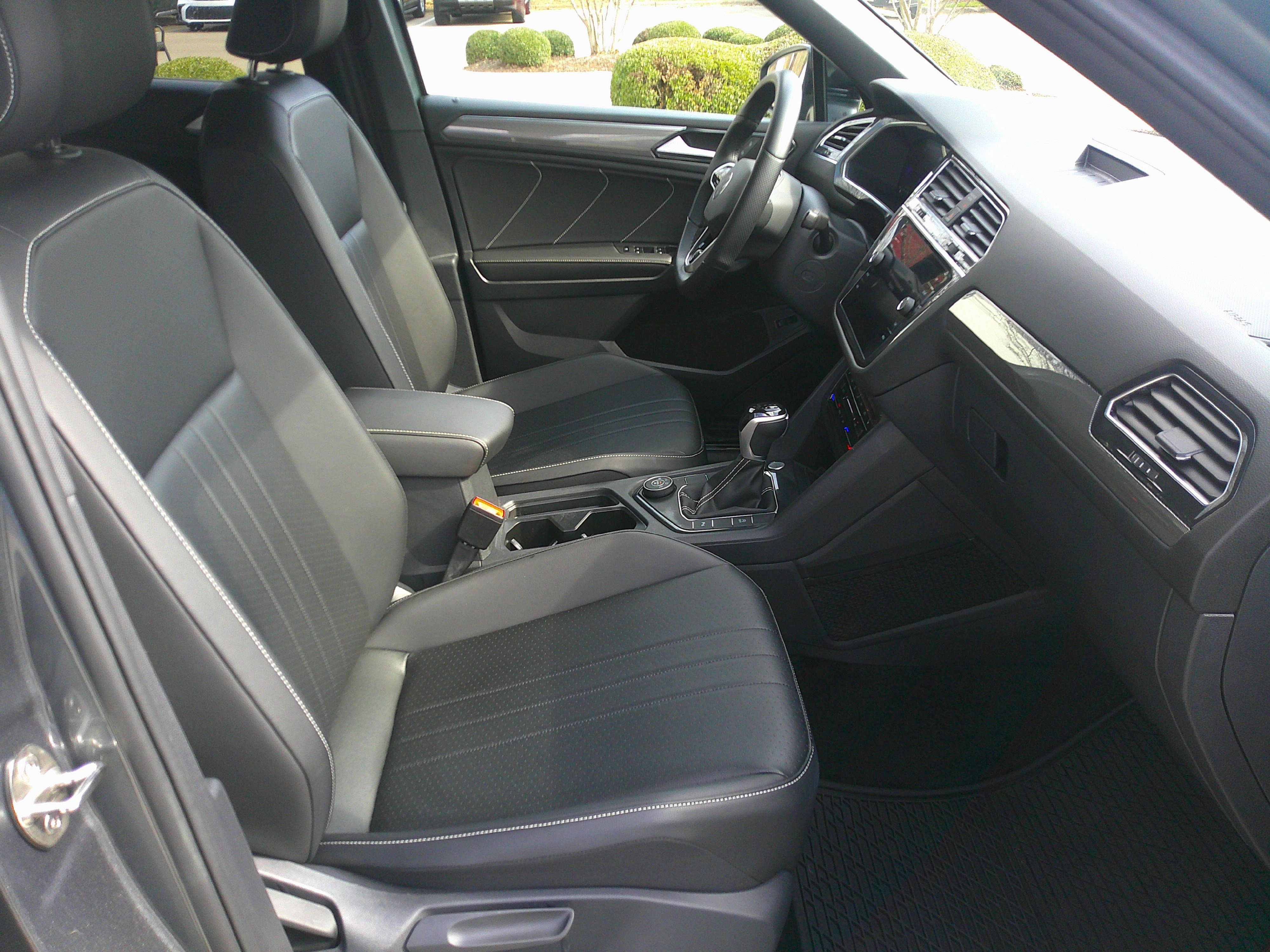 Used 2024 Volkswagen Tiguan SE R-Line image 32