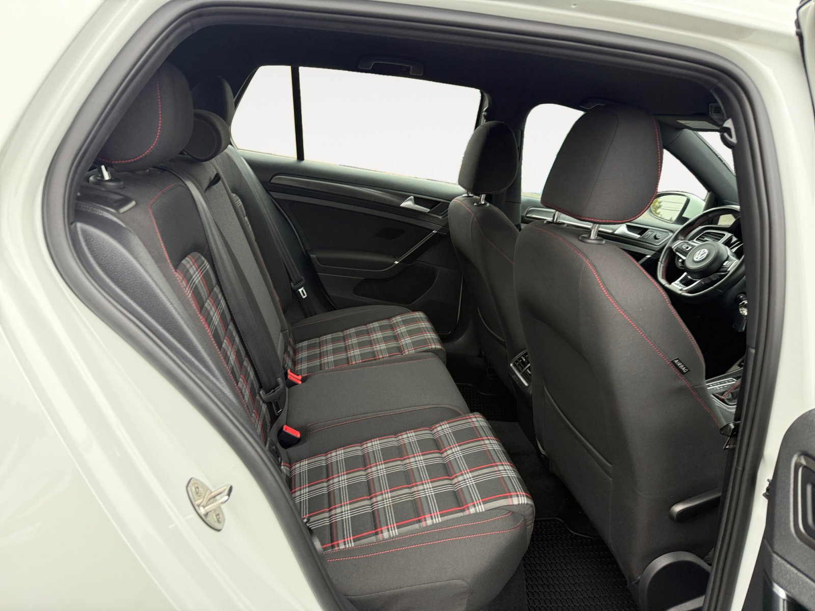 Used 2018 Volkswagen Golf 4-Door image 18