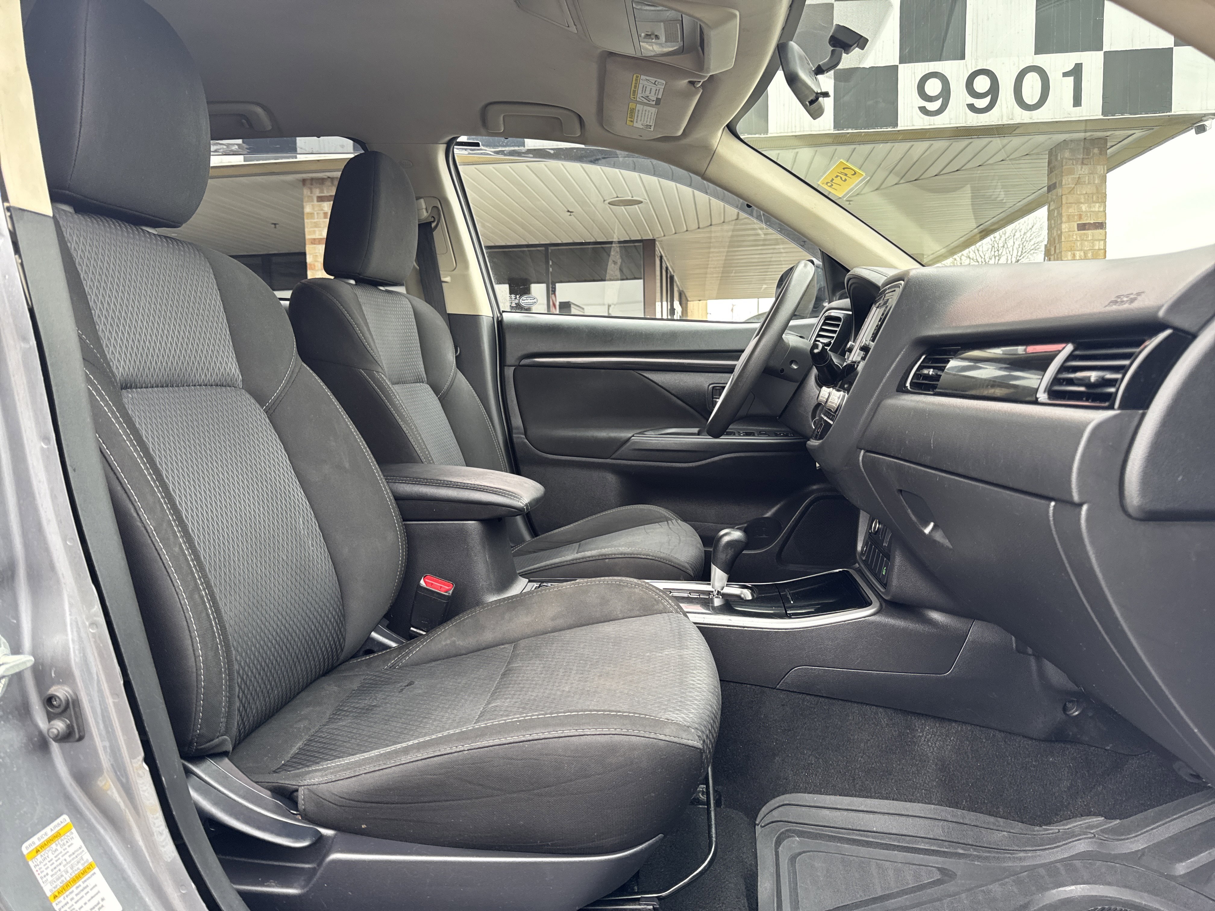 Used 2020 Mitsubishi Outlander SE image 25