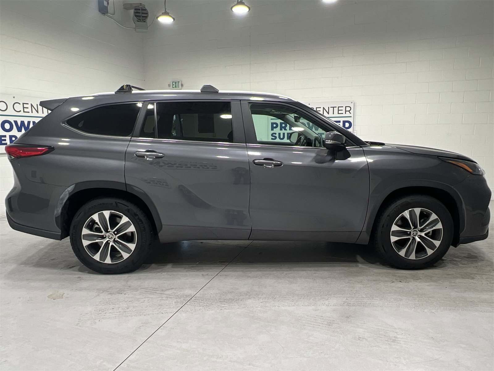 Used 2023 Toyota Highlander XLE image 9