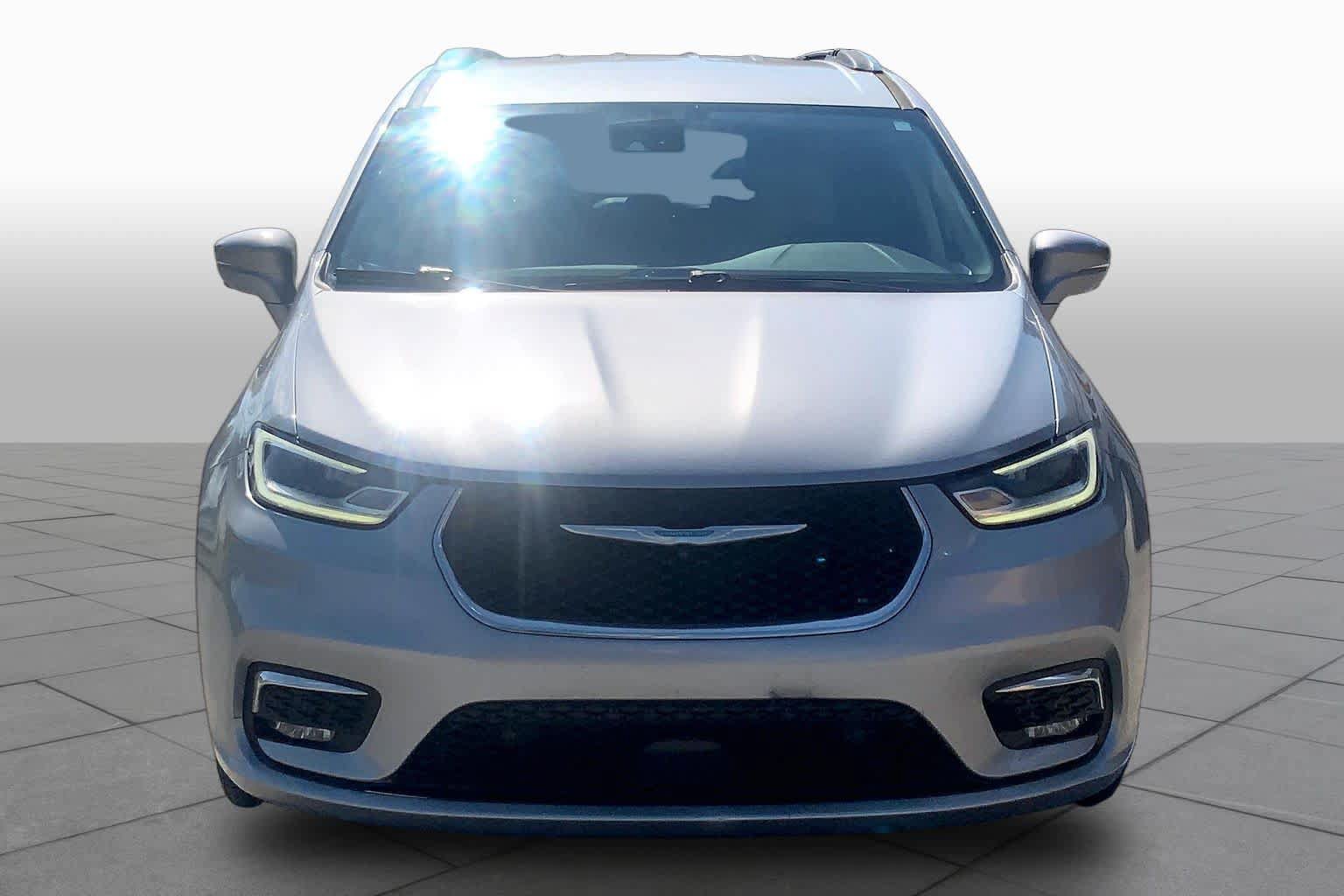 Used 2021 Chrysler Pacifica Touring-L FWD image 4