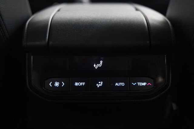 Used 2021 Toyota Highlander XLE AWD/4WD image 39