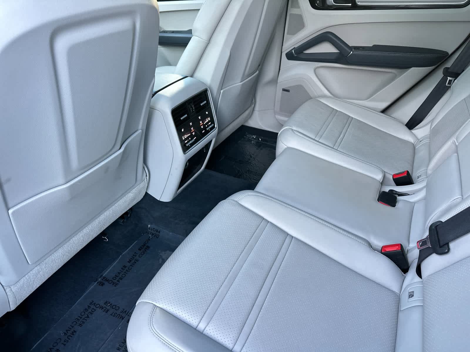 Certified 2023 Porsche Cayenne Platinum Edition w/ Towing Package w/o Tow Ball image 13