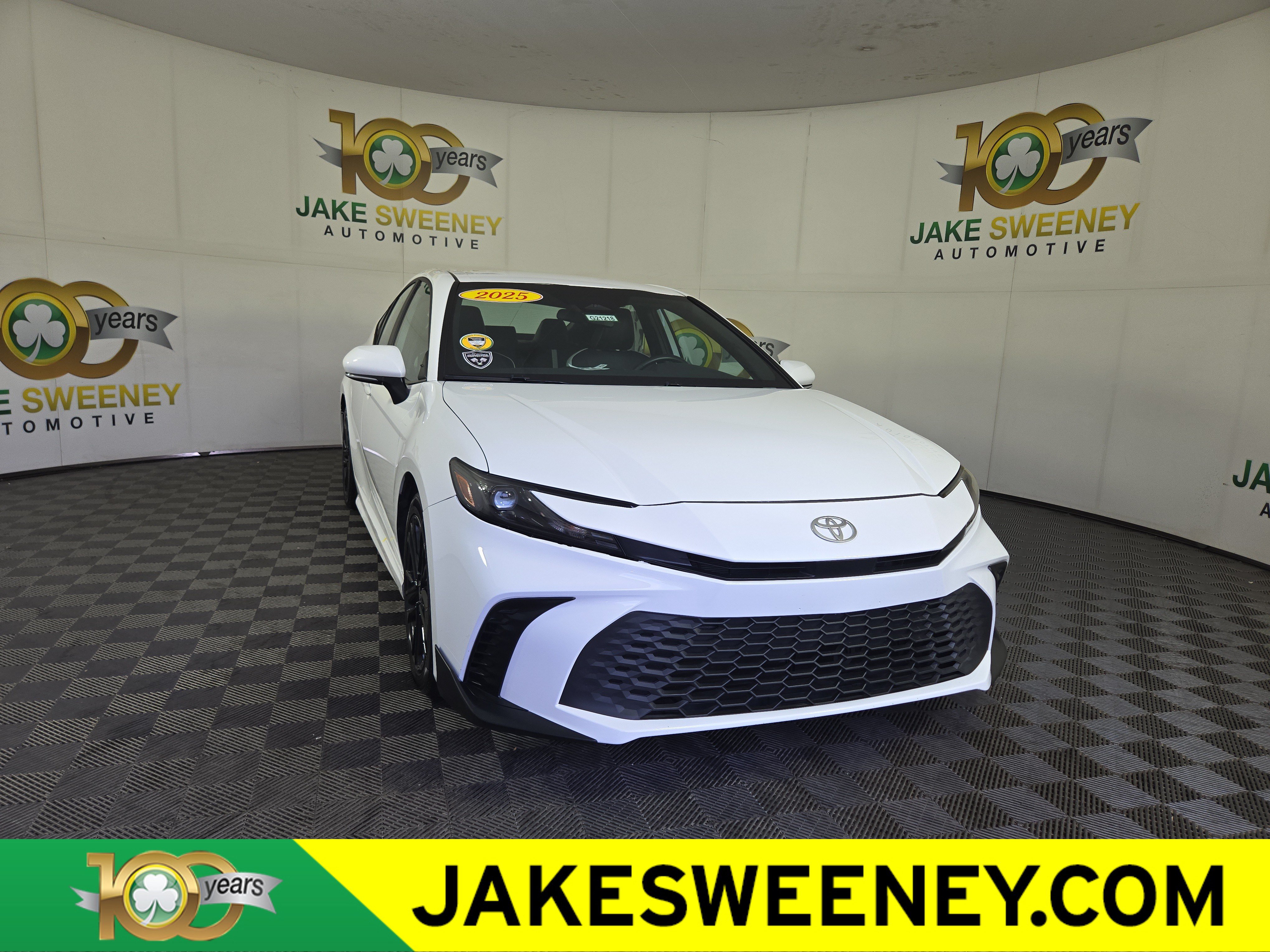 Used 2025 Toyota Camry SE FWD image 1