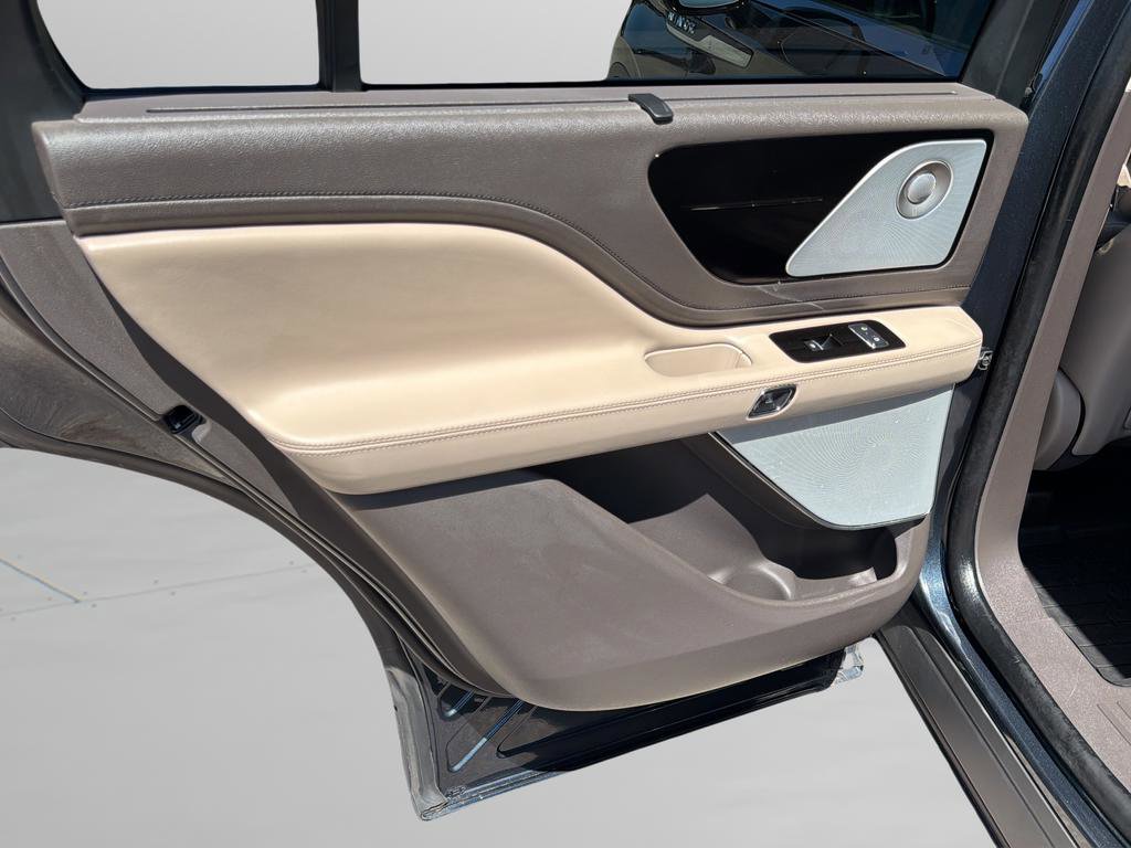 Used 2023 Lincoln Aviator Reserve w/ Equipment Group 201A image 16