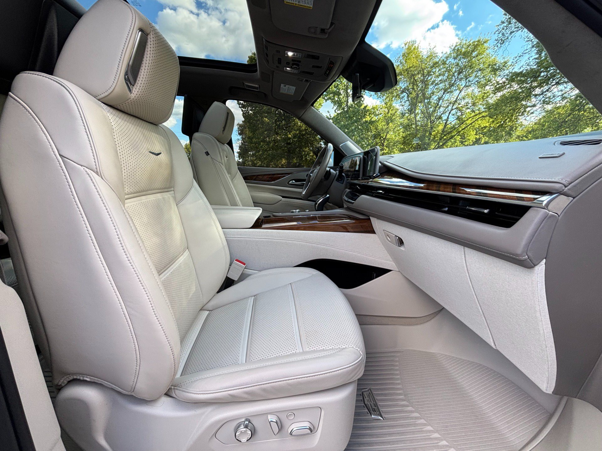 Used 2024 Cadillac Escalade Premium Luxury Platinum w/ LPO, Floor Liner Package AWD/4WD image 24