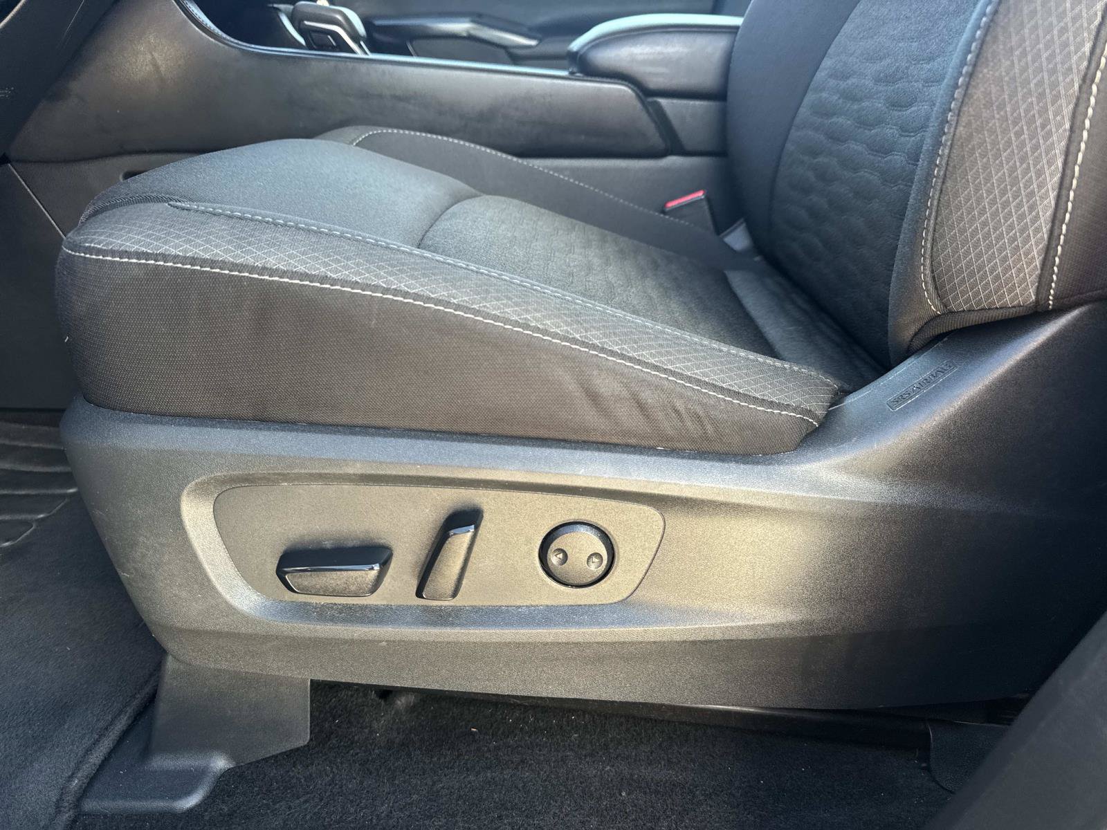 Used 2025 Nissan Pathfinder SV FWD image 16