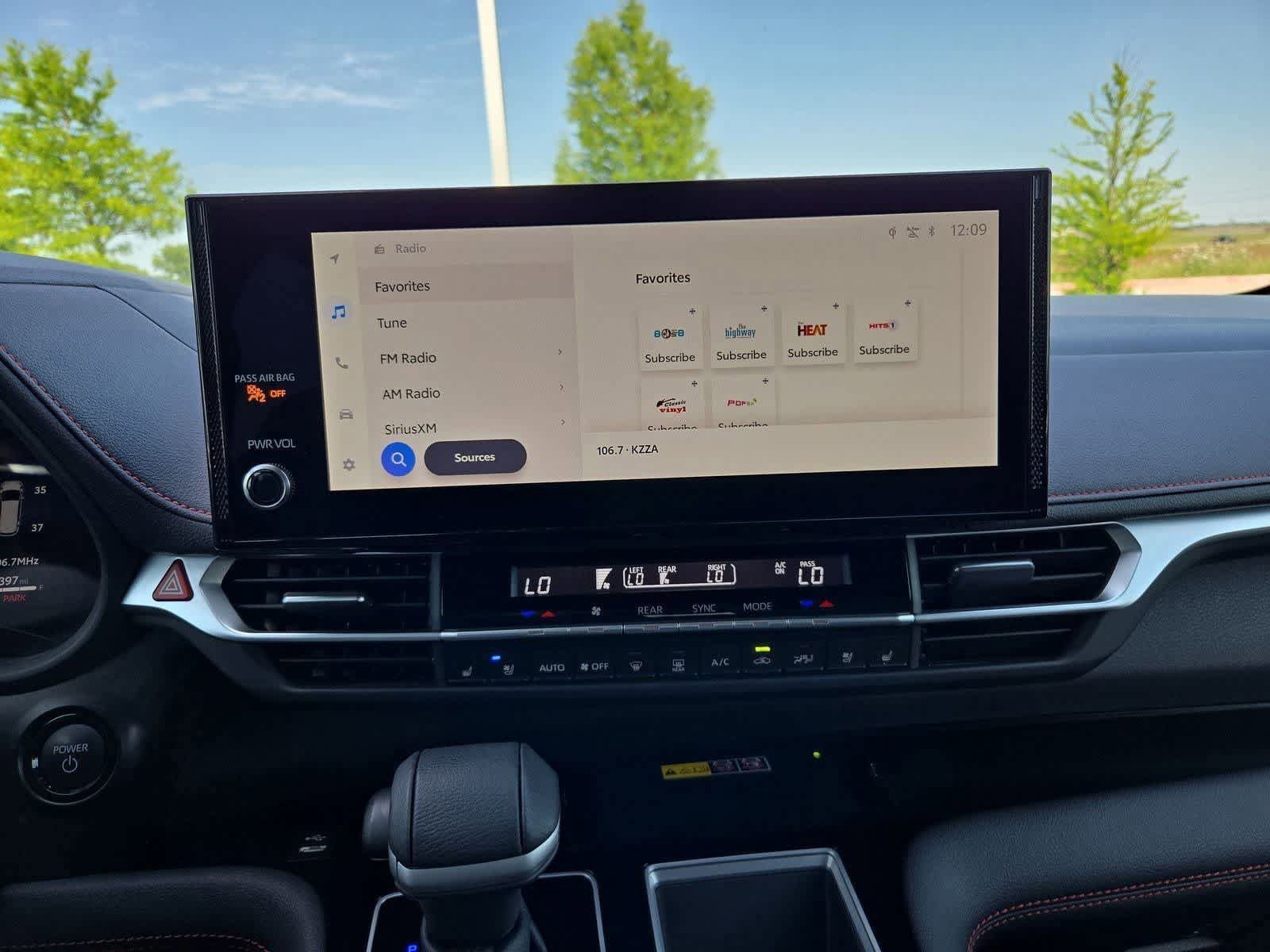 Used 2025 Toyota Sienna XSE w/ XSE Premium Package AWD/4WD image 27