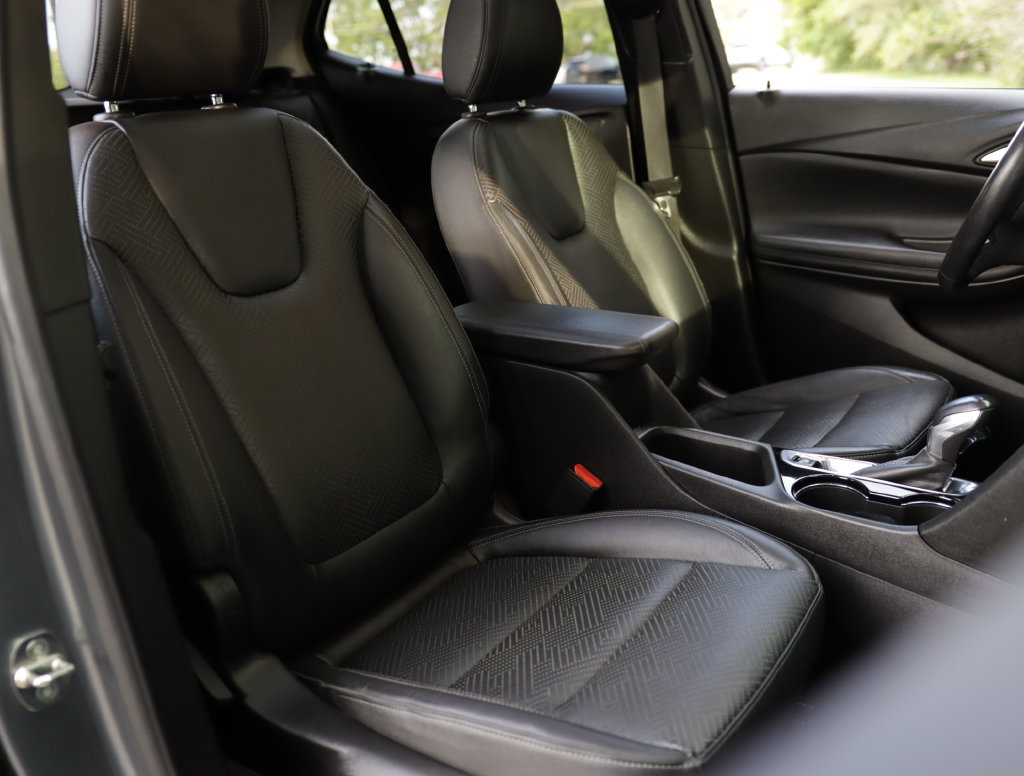 Used 2020 Buick Encore GX Essence w/ Experience Buick Package FWD image 31