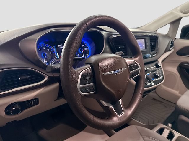 Used 2017 Chrysler Pacifica LX FWD image 10
