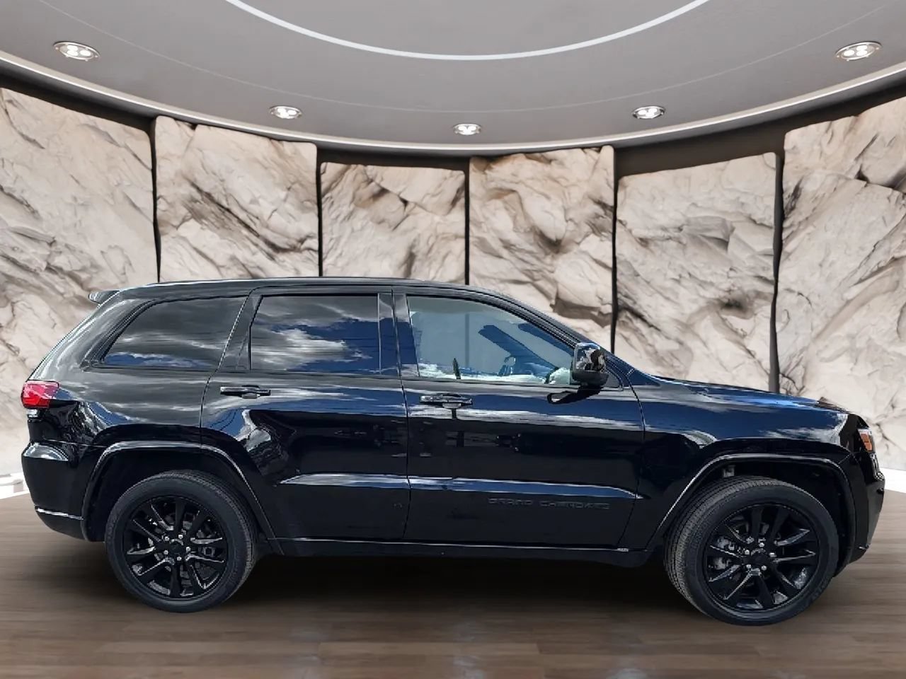 Used 2018 Jeep Grand Cherokee Altitude AWD/4WD image 38
