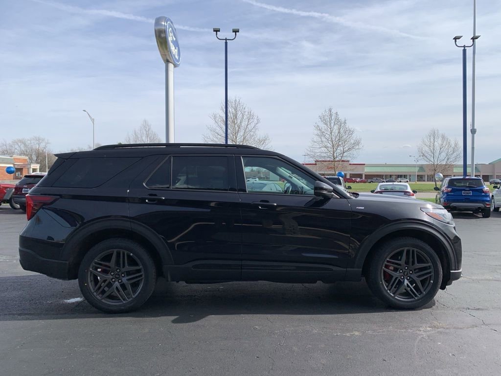 Used 2025 Ford Explorer ST-Line w/ ST-Line Street Pack image 2