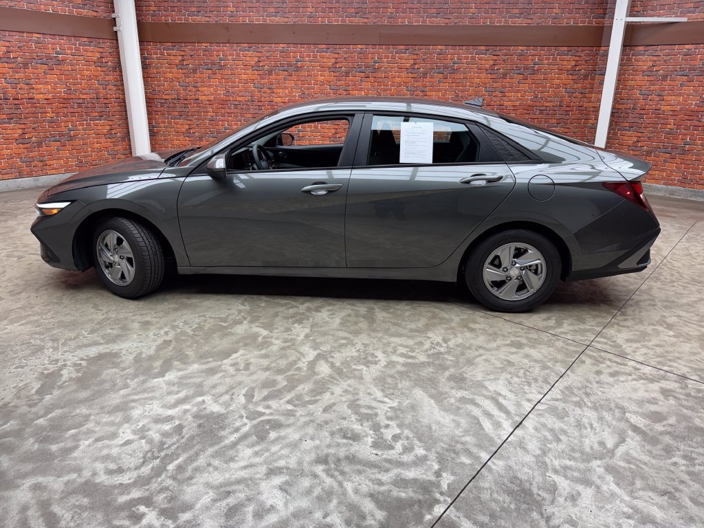 Used 2026 Hyundai Elantra SE FWD image 2