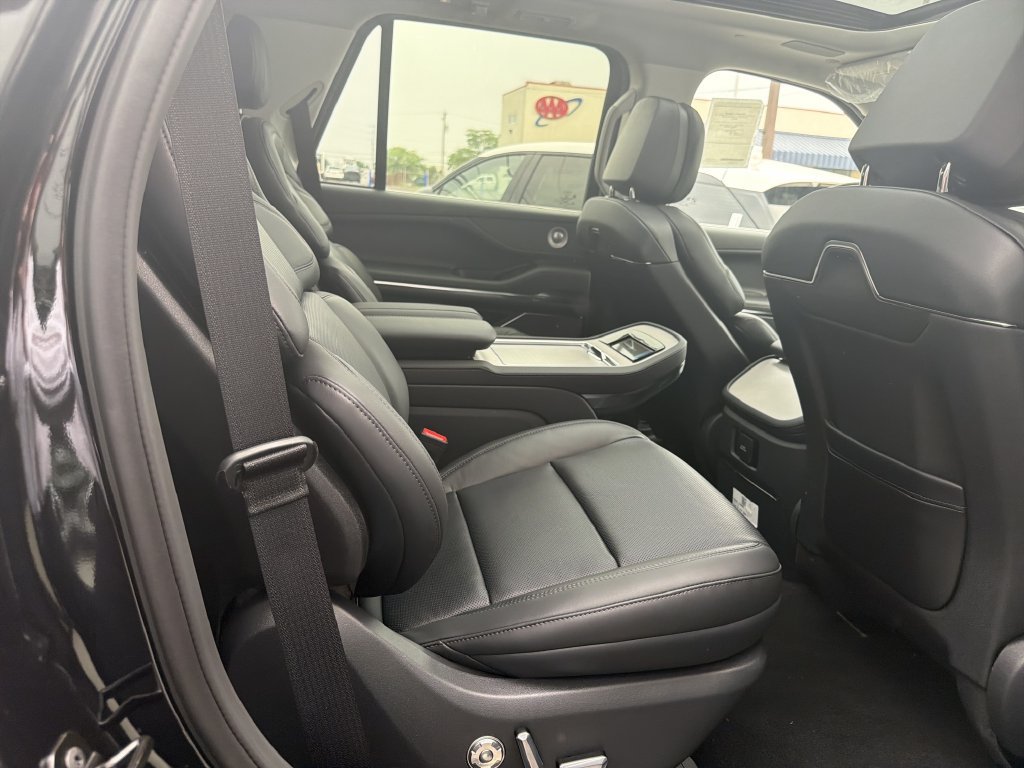 New 2027 Lincoln Navigator Reserve AWD/4WD image 8