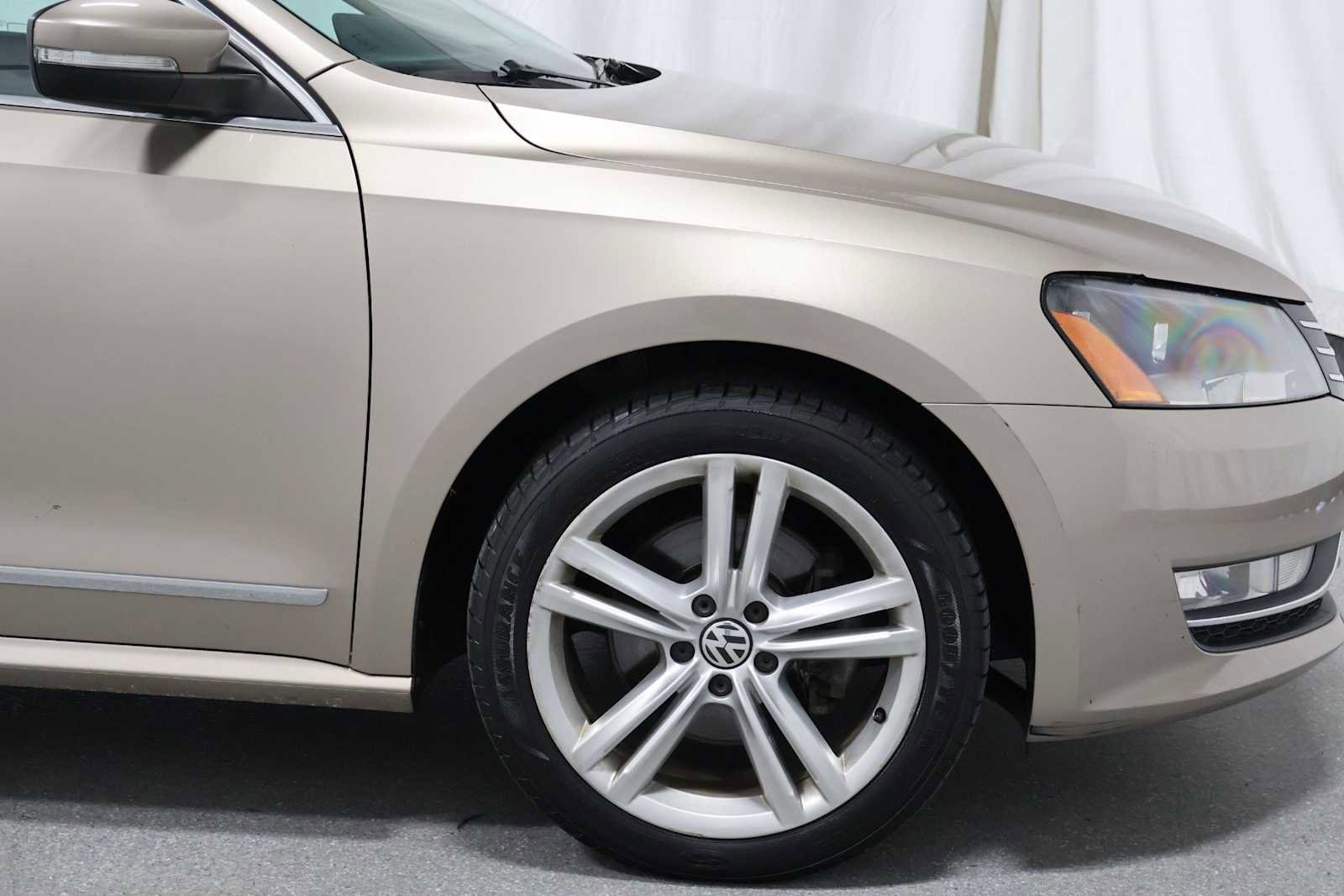 Used 2015 Volkswagen Passat TDI SEL Premium FWD image 11